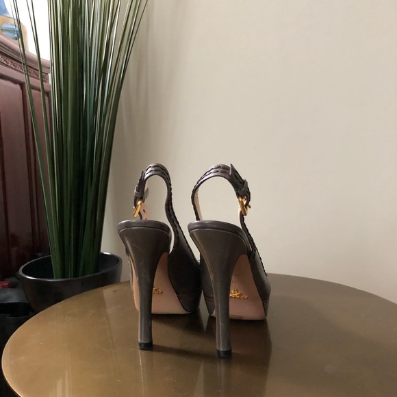 Prada Gray slingback pump with tan piping - Picture 4 of 5